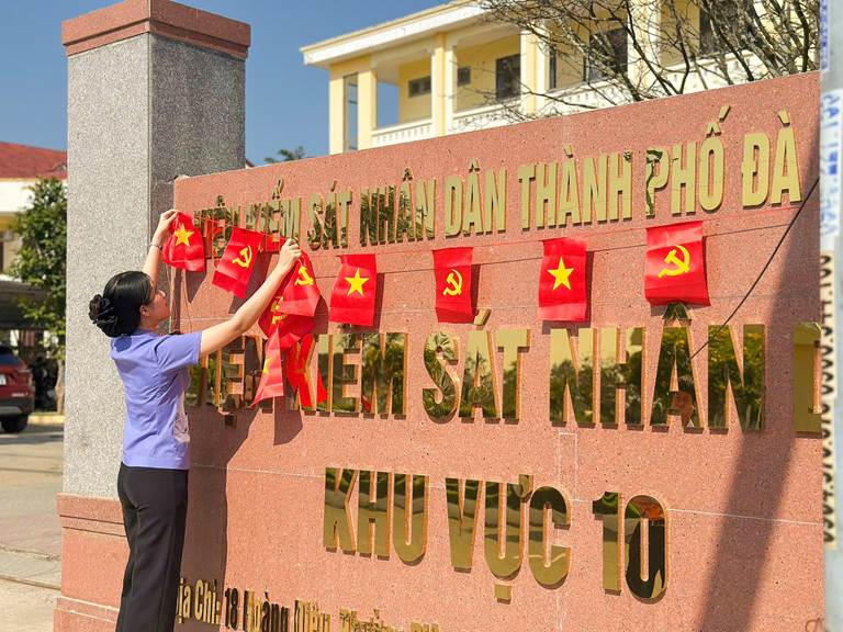 Chi đoàn Viện kiểm sát nhân dân khu vực 10 – Đà Nẵng tổ chức treo cờ cơ quan hưởng ứng Đại hội Đảng toàn quốc lần thứ XIV