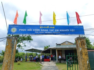 CÔNG ĐOÀN VKSND TỈNH QUẢNG NAM THĂM VÀ TRAO QUÀ TẠI TRUNG TÂM PHỤC HỒI CHỨC NĂNG TRẺ EM KHUYẾT TẬT HUYỆN PHÚ NINH
