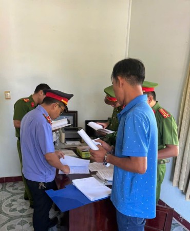 VIỆN KSND THÀNH PHỐ HỘI AN THAM GIA KIỂM SÁT VIỆC BẮT, KHÁM XÉT NƠI LÀM VÀ CHỖ Ở BỊ CAN TRONG VỤ ÁN THAM Ô TÀI SẢN XẢY RA TẠI TRUNG TÂM NUÔI DƯỠNG,  ĐIỀU DƯỠNG NGƯỜI CÓ CÔNG TỈNH QUẢNG NAM