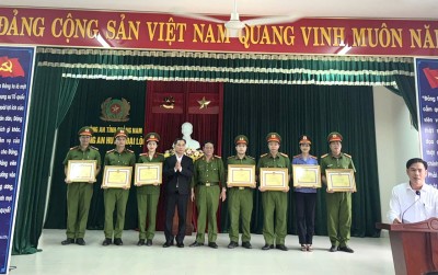 VKSND huyện nhận khen thưởng của UBND huyện trong công tác điều tra, khám phá thành công chuyên án về ma tuý xảy ra trên địa bàn huyện