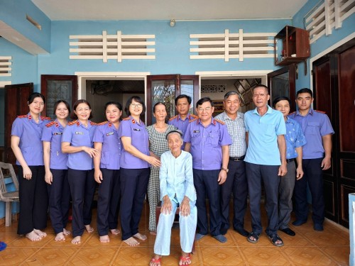 Lãnh đạo Viện kiểm sát nhân dân thành phố Đà Nẵng thăm Mẹ Việt Nam anh hùng nhân kỷ 78 năm Ngày Thương binh - Liệt sĩ