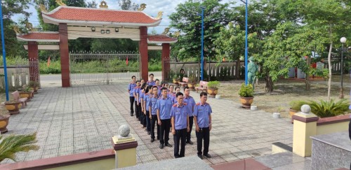 Viện kiểm sát nhân dân Khu vực 6, thành phố Đà Nẵng dâng hương  tưởng niệm các anh hùng liệt sĩ