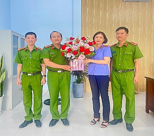 Các cơ quan, đơn vị đến thăm, tặng hoa chúc mừng VKSND Khu vực 7 - thành phố Đà Nẵng nhân kỷ niệm 65 năm ngày thành lập ngành Kiểm sát nhân dân