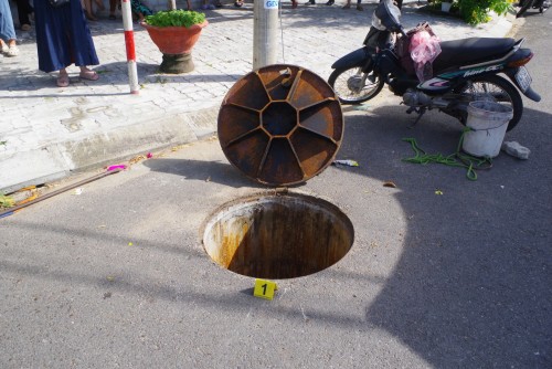 Kiểm sát viên VKSND khu vực 2 – Đà Nẵng kiểm sát việc khám nghiệm hiện trường vụ việc 02 công nhân tử vong khi nạo vét cống thoát nước