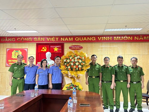 VIỆN KIỂM SÁT NHÂN DÂN KHU VỰC 3 THĂM, CHÚC MỪNG NHÂN NGÀY TRUYỀN THỐNG LỰC LƯỢNG CÔNG AN NHÂN DÂN