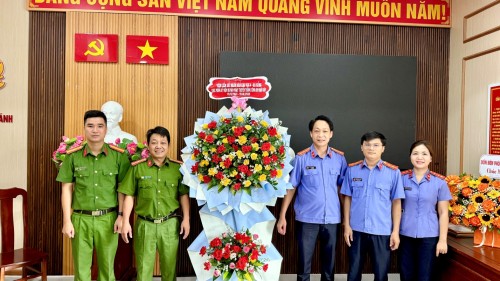 VKSND khu vực 4 - Đà Nẵng chúc mừng kỷ niệm 80 năm ngày truyền thống Công an nhân dân (19/8/1945 - 19/8/2025)