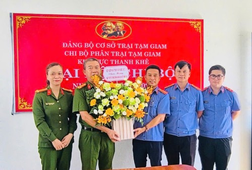 Viện Kiểm sát nhân dân khu vực 3 thăm và chúc mừng hai Phân trại tạm giam trên địa bàn nhân kỷ niệm 80 năm Ngày truyền thống Công an nhân dân Việt Nam (19/8/1945 - 19/8/2025)
