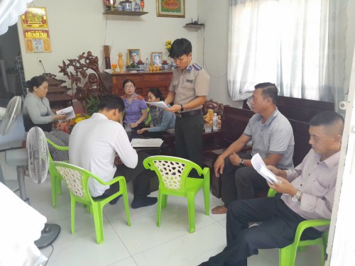 Viện kiểm sát nhân dân Khu vực 2, TP.Đà Nẵng tham gia kiểm sát việc kê biên, cưỡng chế thi hành án liên quan đến quyền sử dụng đất và tài sản gắn liền trên đất trên địa bàn phường Sơn Trà, TP.Đà Nẵng.