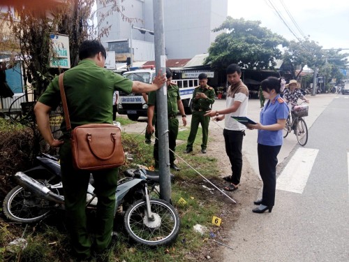Kiểm sát viên VKSND khu vực 10 trực tiếp kiểm sát việc dựng lại hiện trường vụ tai nạn giao thông