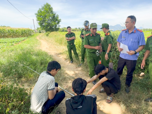 Kiểm sát viên Viện kiểm sát nhân dân khu vực 10 tham gia khám nghiệm hiện trường vụ án “tổ chức sử dụng trái phép chất ma tuý”