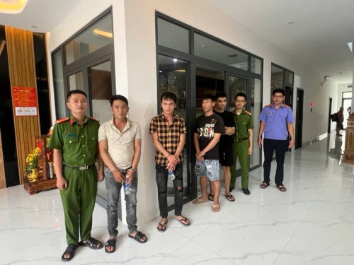 VKSND khu vực 8 kiểm sát việc bắt quả tang các đối tượng tổ chức sử dụng trái phép chất ma tuý tại khách sạn trên địa bàn xã Trà My, thành phố Đà Nẵng