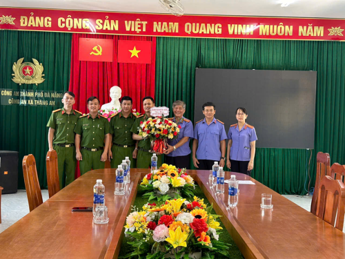 Viện kiểm sát nhân dân Khu vực 6, thành phố Đà Nẵng thăm và chúc mừng Công an các xã trên địa bàn nhân kỷ niệm 80 năm Ngày truyền thống Công an nhân dân Việt Nam (19/8/1945 - 19/8/2025)