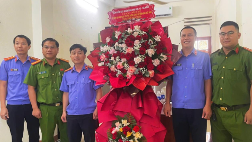 VKSND khu vực 10 thăm và chúc mừng nhân kỷ niệm 80 năm ngày truyền thống Công an nhân dân (19/8/1945 –19/8/2025).