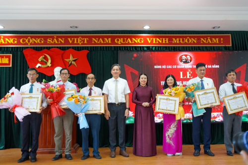 03 đảng viên Đảng bộ Viện kiểm sát nhân dân thành phố Đà Nẵng nhận Huy hiệu Đảng đợt 2/9