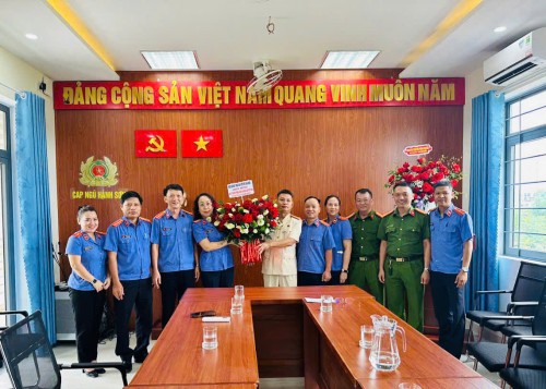 Viện kiểm sát nhân dân khu vực 2 thăm và chúc mừng nhân kỷ niệm 80 năm ngày truyền thống Công an nhân dân (19/8/1945 –19/8/2025).