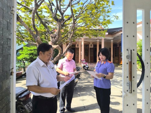 VKSND khu vực 3-Đà Nẵng phối hợp với TAND khu vực 3-Đà Nẵng tham gia xem xét, thẩm định tại chỗ tài sản tranh chấp.