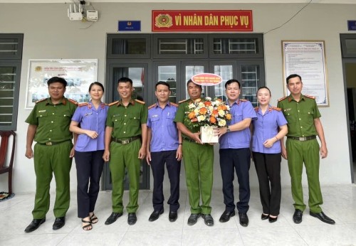 Viện kiểm sát nhân dân khu vực 11 thăm và chúc mừng Tổ công tác khu vực 3 và Công an các xã trên địa bàn nhân kỷ niệm 80 năm Ngày truyền thống Công an nhân dân Việt Nam (19/8/1945 - 19/8/2025)
