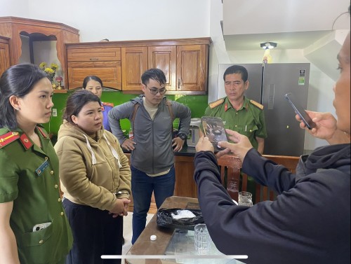 Kiểm sát viên Viện kiểm sát nhân dân khu vực 11 tham gia khám xét khẩn cấp vụ “Mua bán trái phép chất ma tuý” thu giữ gần 200gam ma tuý loại Methamphetamine