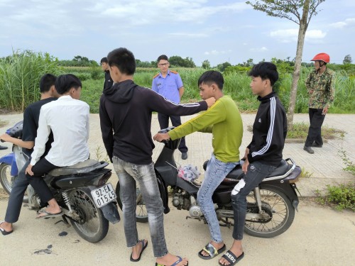 Kiểm sát viên Viện KSND khu vực 11 phối hợp với Điều tra viên  Cơ quan CSĐT Công an thành phố Đà Nẵng tiến hành xác minh,  kiểm tra lại hành vi Cố ý gây thương tích