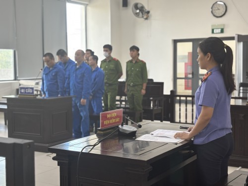 Kẻ bán người mua ma tuý cùng hầu toà