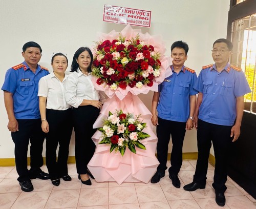 VKSND khu vực 5 thăm và chúc mừng Tòa án nhân dân khu vực 5 nhân kỷ niệm 80 năm Ngày truyền thống Tòa án nhân dân