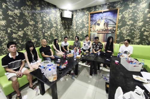 bắt quả tang nhiều đối tượng sử dụng trái phép chất ma túy tại một quán Karaoke trên địa bàn