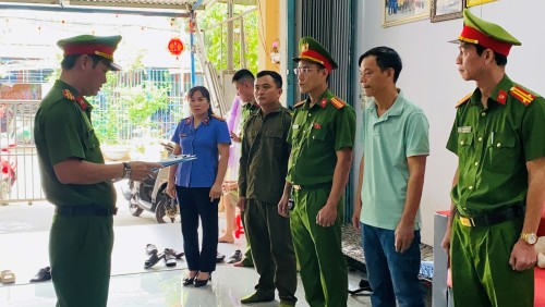 KIỂM SÁT VIÊN VKSND KHU VỰC 5 THAM GIA KIỂM SÁT VIỆC THI HÀNH CÁC QUYẾT ĐỊNH TỐ TỤNG VÀ HOẠT ĐỘNG KHÁM XÉT NƠI Ở CỦA BỊ CAN TRONG VỤ ÁN MUA BÁN TRÁI PHÉP HOÁ ĐƠN