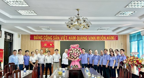VKSND khu vực 4 - Đà Nẵng chúc mừng kỷ niệm 80 năm  ngày truyền thống Tòa án nhân dân