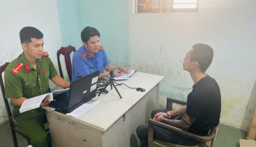 Kiểm sát viên VKSND khu vực 10, thành phố Đà Nẵng tham gia hỏi cung bị can ghi âm, ghi hình có âm thanh.