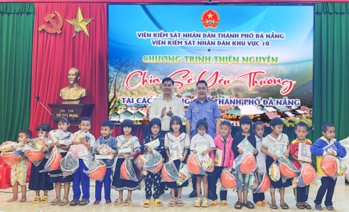 Viện kiểm sát nhân dân khu vực 10 – Đà Nẵng “Ấm áp nghĩa tình nơi đại ngàn: Những món quà yêu thương gửi đến bà con Cơ Tu”