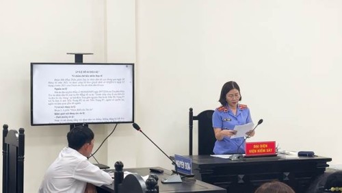 Kiểm sát viên Viện kiểm sát nhân dân khu vực 10, TP Đà Nẵng thực hiện trình chiếu chứng cứ tại phiên toà xét xử sơ thẩm vụ án dân sự “Tranh chấp chia thừa kế”