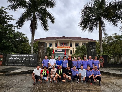 VIỆN KIỂM SÁT NHÂN DÂN KHU VỰC 7 THĂM VÀ TẶNG QUÀ CHO BÀ CON BỊ THIỆT HẠI DO MƯA LŨ