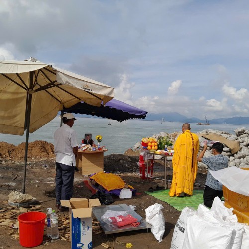 Viện kiểm sát Khu vực 2: Kiểm sát viên tham gia khám nghiệm tử thi nam giới tại Cảng Tiên Sa, TP.Đà Nẵng.