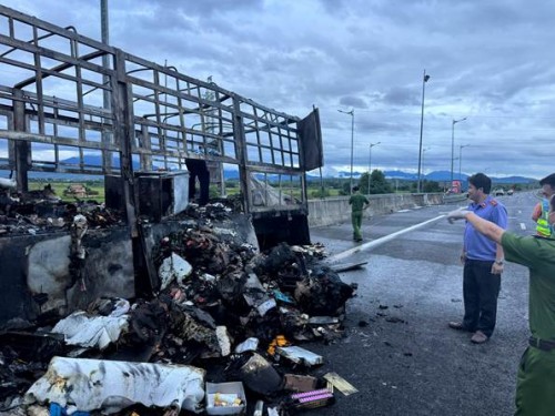 Viện kiểm sát nhân dân Khu vực 10, thành phố Đà Nẵng kiểm sát việc khám nghiệm hiện trường vụ việc cháy xe ôtô đang di chuyển trên cao tốc.