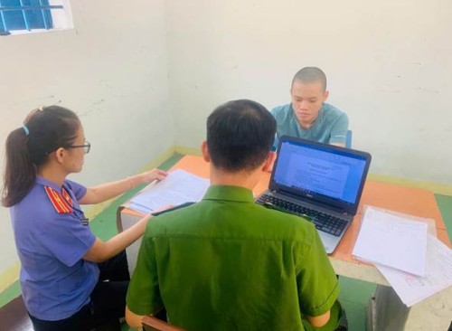 VKSND Khu vực 10 phối hợp cùng Cơ quan Cảnh sát điều tra Công an thành phố Đà Nẵng lấy lời khai người bị tạm giữ hình sự.