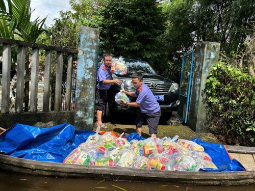 VIỆN KIỂM SÁT NHÂN DÂN KHU VỰC 6 - ĐÀ NẴNG TIẾP TẾ LƯƠNG THỰC, TRỢ GIÚP ĐỒNG BÀO VÙNG NGẬP LỤT TẠI XÃ THĂNG AN