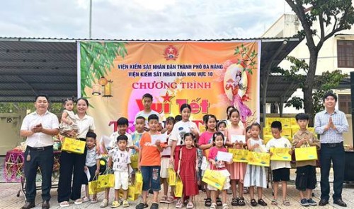 VKSND khu vực 10 tổ chức chương trình “Vui Tết Trung thu” cho các cháu thiếu nhi