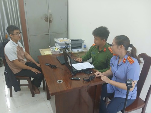 Kiểm sát viên Viện kiểm sát nhân dân khu vực 2 – Đà Nẵng tham gia hỏi cung bị can thực hiện việc ghi hình có âm thanh