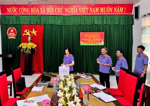 VIỆN KIỂM SÁT NHÂN DÂN KHU VỰC 7 - ĐÀ NẴNG QUYÊN GÓP ỦNG HỘ ĐỒNG BÀO KHẮC PHỤC HẬU QUẢ BÃO BUALOI