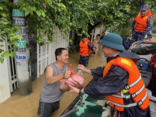 LÃNH ĐẠO VIỆN KIỂM SÁT NHÂN DÂN THÀNH PHỐ ĐÀ NẴNG PHỐI HỢP CÙNG BỘ TƯ LỆNH VÙNG 3 HẢI QUÂN ỨNG CỨU NGƯỜI DÂN VÙNG MƯA LŨ MIỀN TRUNG