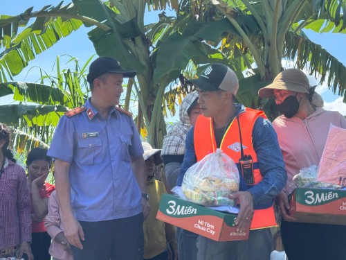 VKSND KHU VỰC 7 PHỐI HỢP CÙNG MẠNH THƯỜNG QUÂN TRAO QUÀ CHO NGƯỜI DÂN XÃ TRÀ ĐỐC