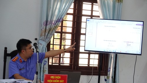 VKSND khu vực 8 tổ chức phiên tòa rút kinh nghiệm kết hợp trình chiếu tài liệu, chứng cứ