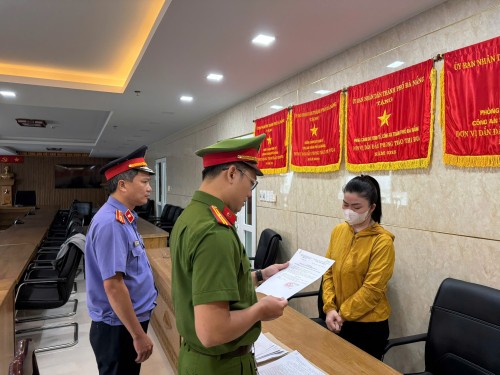 Khởi tố đối tượng buôn bán hàng cấm