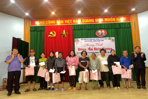 Đoàn thanh niên phối hợp cùng Ban nữ công Viện KSND thành phố thực hiện chương trình thiện nguyện "Đông ấm biên cương 2025"