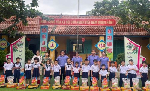 Chi đoàn Viện kiểm sát nhân dân khu vực 10 – Đà Nẵng: Chung tay sẻ chia sau lũ, lan tỏa yêu thương đến học sinh