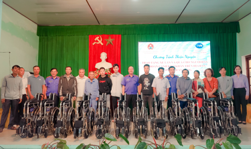 VKSND thành phố Đà Nẵng phối hợp trao tặng xe lăn và quà hỗ trợ cho người dân phường Hội An Đông, thành phố Đà Nẵng