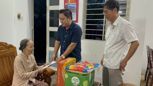 Lãnh đạo VKSND khu vực 10, thành phố Đà Nẵng thăm hỏi, động viên công chức, người lao động bị ảnh hưởng do bão lũ