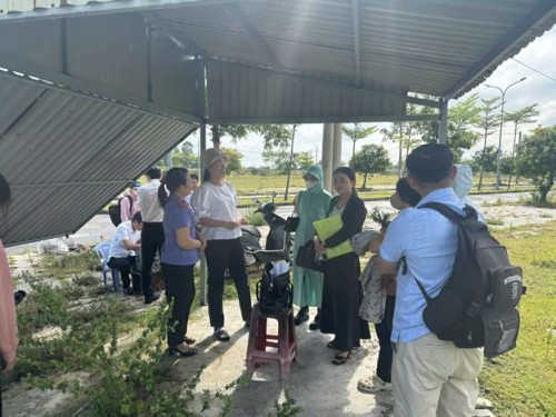 Kiểm sát viên VKSND khu vực 10 – Đà Nẵng xem xét thẩm định tại chỗ tại Dự án khu đô thị Viêm Minh – Hà Dừa thuộc phường Điện Bàn Đông, thành phố Đà Nẵng