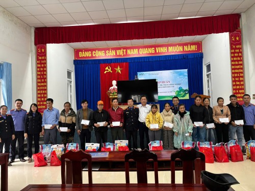 Viện kiểm sát nhân dân Khu vực 6 trao quà hỗ trợ người dân có hoàn cảnh khó khăn tại xã Quế Phước, thành phố Đà Nẵng