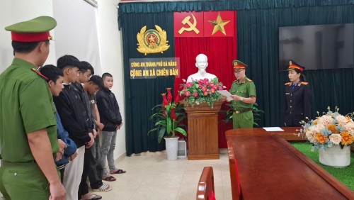 Kiểm sát viên VKSND Khu vực 7 kiểm sát thi hành Lệnh bắt bị can  để tạm giam đối với nhóm đối tượng gây rối trật tự công cộng  trên địa bàn xã Chiên Đàn, thành phố Đà Nẵng